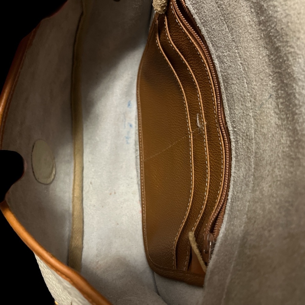 Elegant Cream and Tan Leather Shoulder Bag - Picture 8 of 9